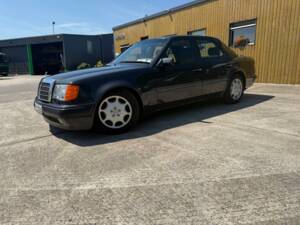 Image 15/23 of Mercedes-Benz 500 E (1992)