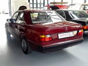 Bild 10/24 von Mercedes-Benz 230 E (1990)
