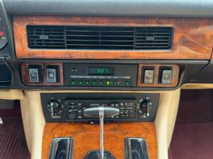 Image 16/23 of Jaguar XJ-S V12 (1990)