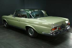 Image 4/30 de Mercedes-Benz 280 SE (1970)