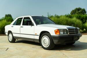 Image 2/45 of Mercedes-Benz 190 E (1987)