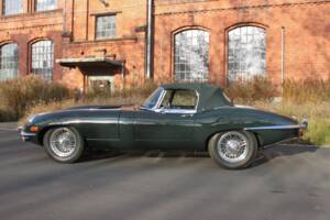Image 4/21 de Jaguar E-Type (1969)