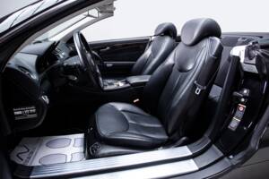 Image 18/36 of Mercedes-Benz SL 500 (2006)