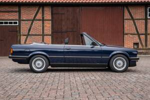 Image 14/99 of BMW 320i (1989)