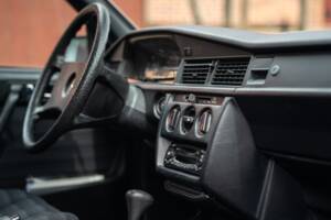 Bild 32/74 von Mercedes-Benz 190 E (1990)