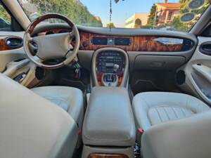 Image 5/30 de Jaguar XJ 8 4.0 Executive (1998)