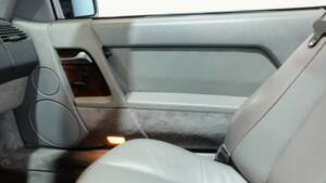 Image 16/34 of Mercedes-Benz 500 SL (1991)