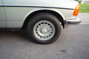 Bild 27/28 von Mercedes-Benz 230 CE (1984)