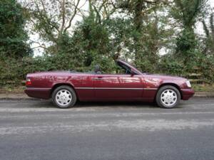 Image 7/20 of Mercedes-Benz E 220 (1996)