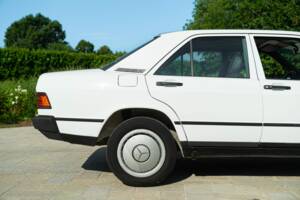 Afbeelding 17/44 van Mercedes-Benz 190 E (1987)