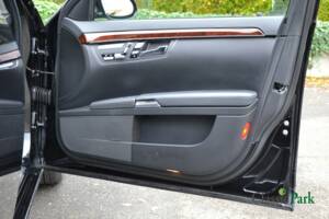 Image 21/50 of Mercedes-Benz S 500 (2006)