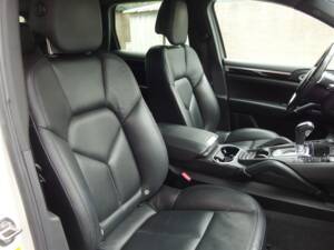 Bild 61/99 von Porsche Cayenne S (2010)
