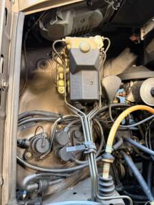 Afbeelding 32/36 van Mercedes-Benz 200 (1988)