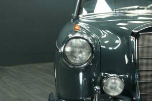 Bild 37/49 von Mercedes-Benz 220 SE (1960)