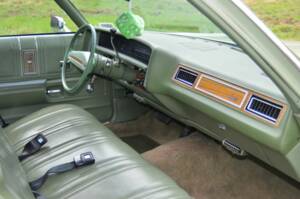 Image 2/8 of Chevrolet Impala Station Wagon (1975)