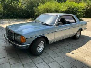 Bild 4/8 von Mercedes-Benz 230 CE (1983)