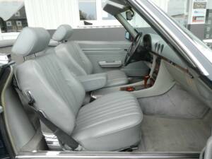 Image 13/25 of Mercedes-Benz 560 SL (1989)