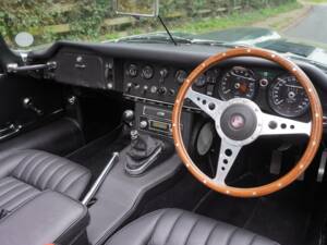 Image 8/25 de Jaguar E-Type (1970)