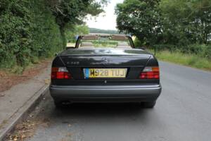 Image 5/22 of Mercedes-Benz E 320 (1994)