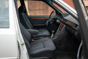 Imagen 43/72 de Mercedes-Benz 250 TD (1991)