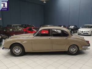 Image 4/64 of Daimler V8-250 (1969)