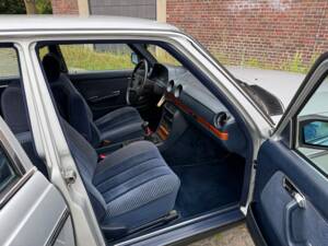 Bild 20/34 von Mercedes-Benz 250 lang (1983)
