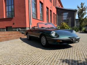 Bild 3/34 von Alfa Romeo 2.0 Spider (1985)