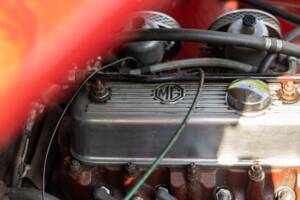 Image 32/50 of MG MGB GT (1970)