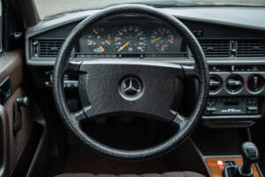 Image 23/77 de Mercedes-Benz 190 E 2.3 (1988)