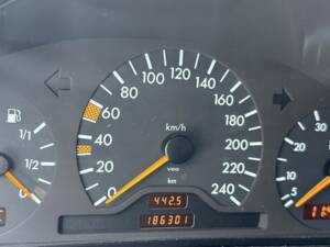 Bild 9/14 von Mercedes-Benz E 200 (1996)