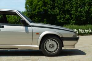 Obraz 18/50 pojazdu Alfa Romeo 75 2.0 Twin Spark (1989)
