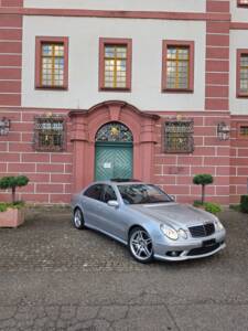 Image 1/13 of Mercedes-Benz E 55 AMG (2006)