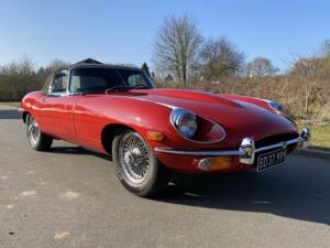 Image 2/62 of Jaguar E-Type (1969)