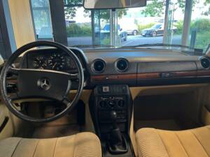 Image 6/21 of Mercedes-Benz 230 E (1983)