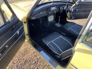 Image 18/20 of MG MGB GT (1967)