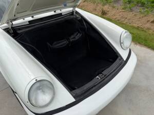 Image 49/62 of Porsche 911 Carrera 2 (1990)