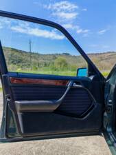 Bild 31/37 von Mercedes-Benz 200 E (1989)