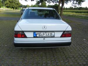 Immagine 4/19 di Mercedes-Benz 260 E (1990)