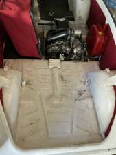 Blick auf die Bodenplatte im Heck, die Motorabdeckung ist entfernt