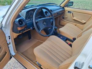 Image 8/20 of Mercedes-Benz 200 T (1983)
