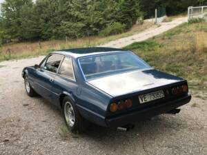 Image 11/77 of Ferrari 365 GT4 2+2 (1975)
