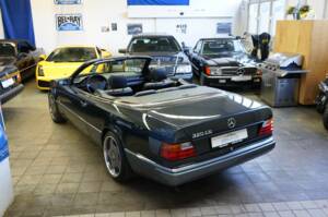 Immagine 6/30 di Mercedes-Benz 320 CE (1993)
