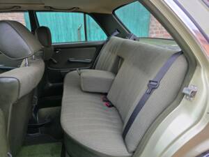 Image 47/73 of Mercedes-Benz 230 E (1985)