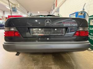Bild 15/18 von Mercedes-Benz E 200 (1994)
