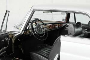 Image 16/49 de Mercedes-Benz 280 SE (1970)