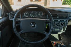 Image 46/50 de Mercedes-Benz 190 E (1988)