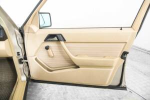 Bild 32/50 von Mercedes-Benz 230 TE (1987)