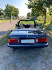 Image 16/23 of BMW 320i (1989)