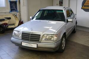 Image 6/33 of Mercedes-Benz E 300 Diesel (1994)