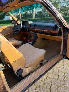 Image 28/31 of Mercedes-Benz 230 CE (1984)